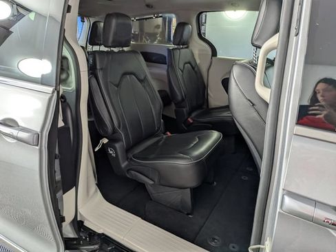 Used 2019 Chrysler Pacifica Limited FWD image 39
