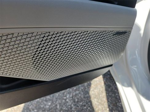 New 2025 Hyundai Elantra Limited image 16