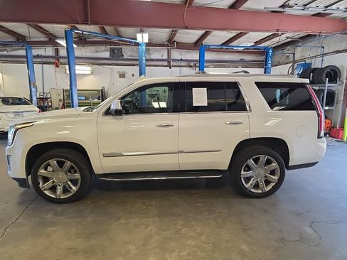 Used 2019 Cadillac Escalade Luxury RWD image 2