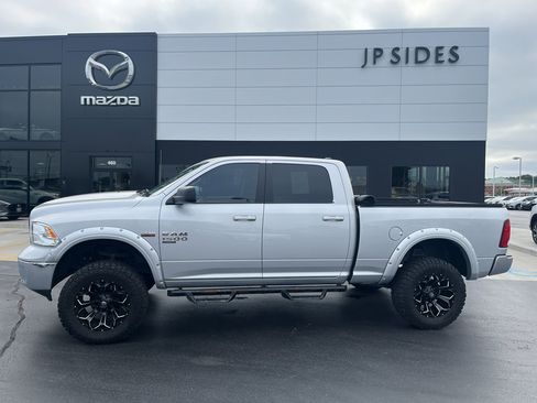 Used 2019 RAM 1500 Classic SLT AWD/4WD image 2