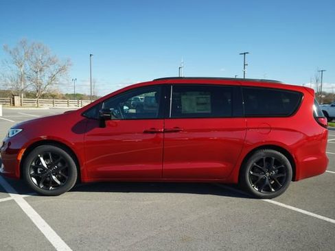New 2026 Chrysler Pacifica Limited w/ Uconnect Theater Family Group image 4