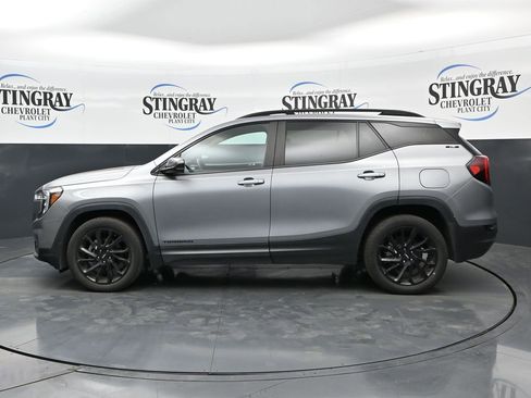 Used 2023 GMC Terrain SLE w/ Driver Convenience Package FWD image 4