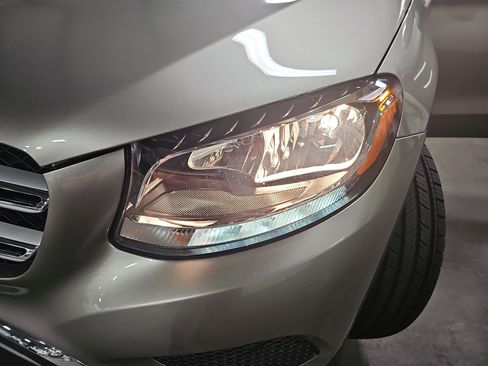 Used 2019 Mercedes-Benz GLC 300 4MATIC image 32