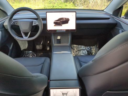 Used 2026 Tesla Model Y Long Range image 12