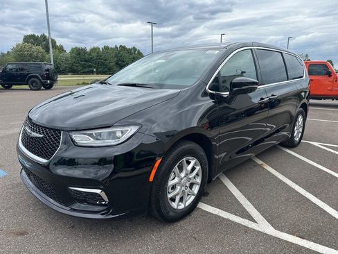 New 2026 Chrysler Pacifica Select FWD image 4