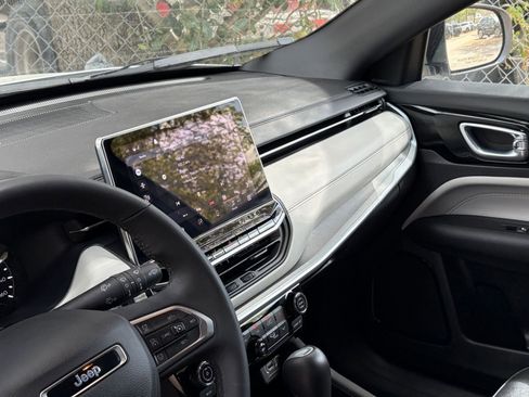 Used 2025 Jeep Compass Limited image 31