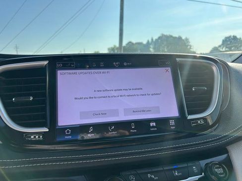 Certified 2022 Chrysler Pacifica Touring-L image 12