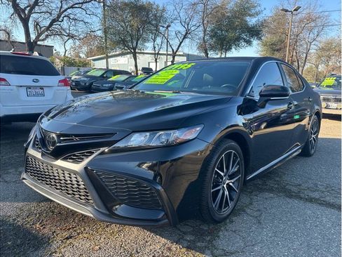 Used 2022 Toyota Camry SE image 3