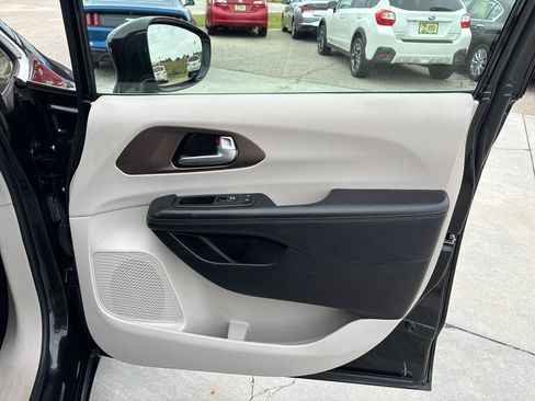 Used 2017 Chrysler Pacifica Touring-L FWD image 27