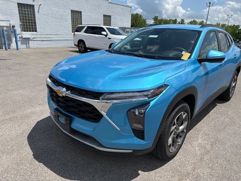 Used 2025 Chevrolet Trax LT FWD image 3