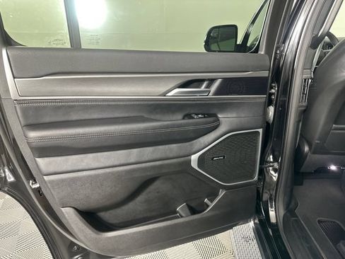 Certified 2025 Jeep Wagoneer Series II AWD/4WD image 12