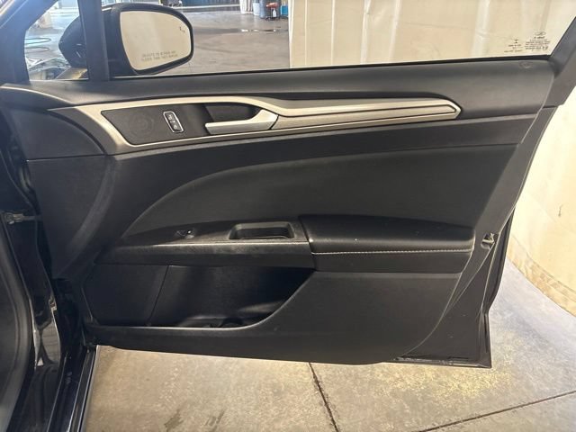 Used 2020 Ford Fusion SE FWD image 34