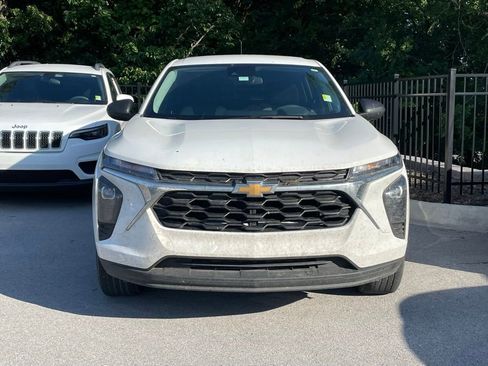 Used 2025 Chevrolet Trax LS FWD image 2