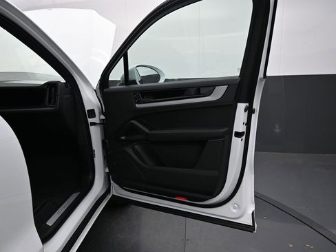 New 2025 Porsche Cayenne image 17