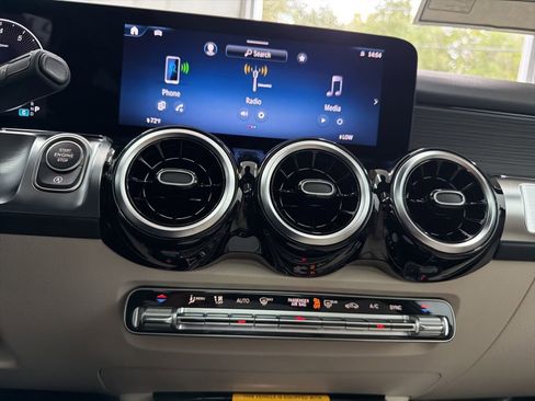 Used 2026 Mercedes-Benz GLB 250 image 34