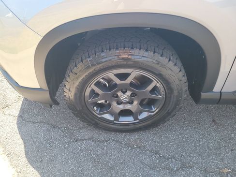 Used 2025 Honda Pilot TrailSport image 9