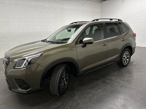 Used 2023 Subaru Forester Premium image 4