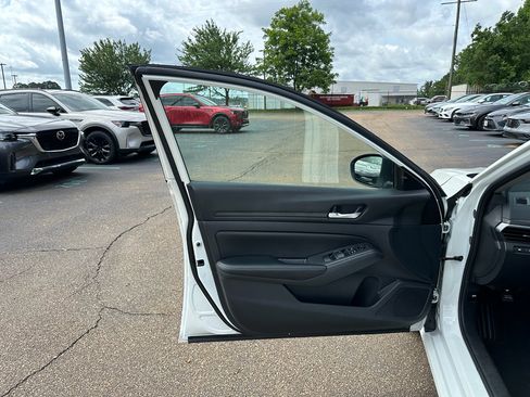 Used 2025 Nissan Altima 2.5 SV FWD image 6