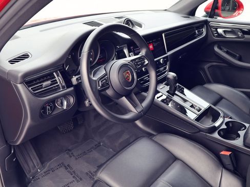 Certified 2025 Porsche Macan image 4