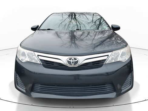 Used 2014 Toyota Camry LE image 2