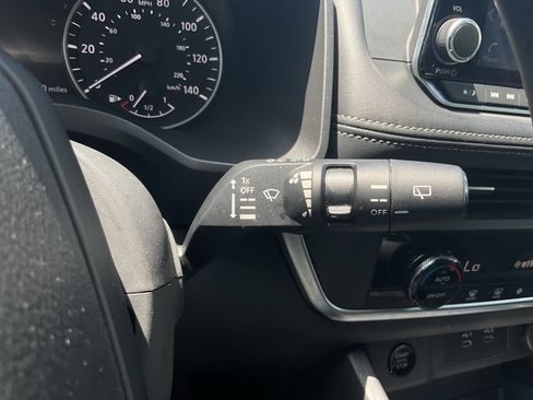 Used 2025 Nissan Rogue SV FWD image 28