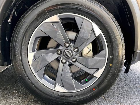 Used 2025 Nissan Rogue SV FWD image 33