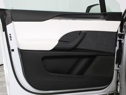 Used 2022 Tesla Model X Plaid image 6