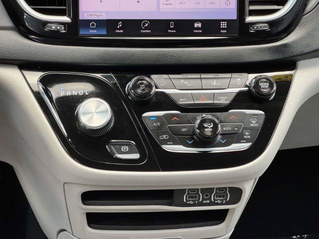 Used 2023 Chrysler Pacifica Touring-L FWD image 18