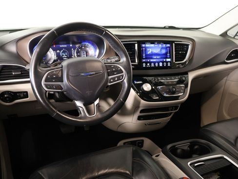 Used 2017 Chrysler Pacifica Touring-L Plus w/ Advanced Safetytec Group FWD image 2