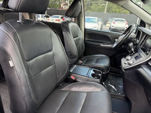 Used 2020 Toyota Sienna SE w/ Nightshade Edition AWD/4WD image 18