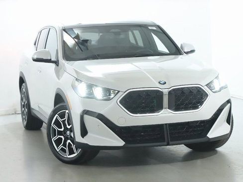 Certified 2025 BMW X2 xDrive28i w/ Premium Package image 2