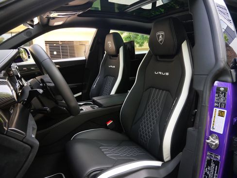 Used 2024 Lamborghini Urus Performante AWD/4WD image 30