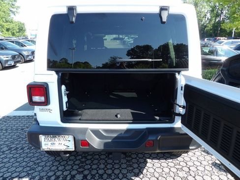 Used 2018 Jeep Wrangler Unlimited Sahara AWD/4WD image 24
