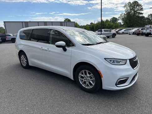 Used 2023 Chrysler Pacifica Touring-L image 8