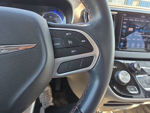Used 2018 Chrysler Pacifica Touring-L FWD image 17