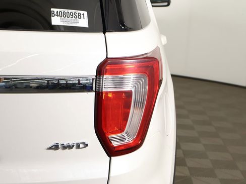 Used 2018 Ford Explorer XLT w/ Equipment Group 202A AWD/4WD image 17