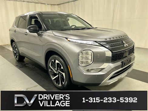 Used 2022 Mitsubishi Outlander SE image 1