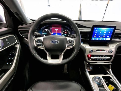 Used 2022 Ford Explorer XLT w/ Equipment Group 202A image 5