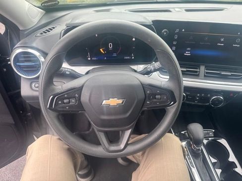 Used 2024 Chevrolet Trax LT FWD image 10