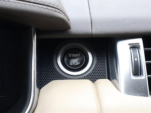 Used 2019 Land Rover Range Rover Sport SE image 27