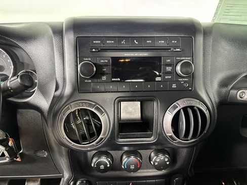 Used 2018 Jeep Wrangler Sport w/ Connectivity Group AWD/4WD image 18