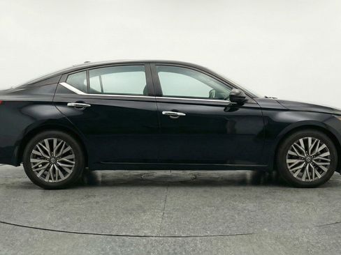 Used 2025 Nissan Altima 2.5 SV image 11