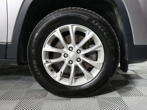 Used 2019 Jeep Cherokee Latitude w/ Cold Weather Group AWD/4WD image 6