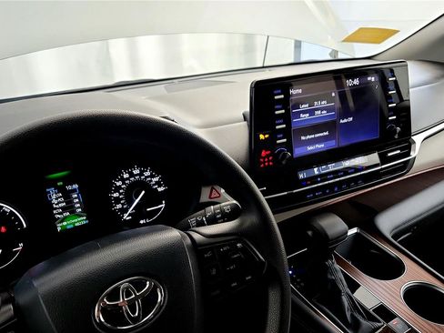 Used 2024 Toyota Sienna LE image 21
