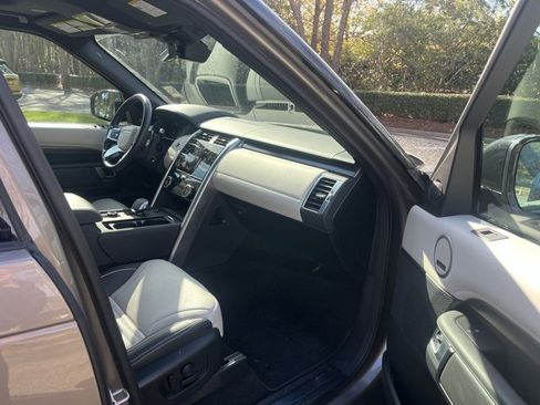 Used 2024 Land Rover Discovery Metropolitan Edition image 10