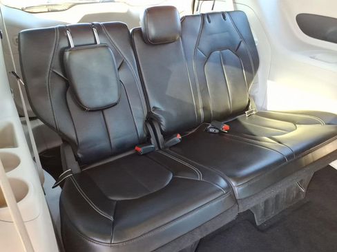 Used 2024 Chrysler Pacifica Touring-L image 11