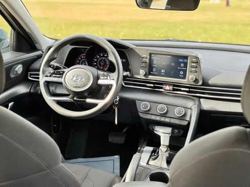 Used 2021 Hyundai Elantra SE image 17
