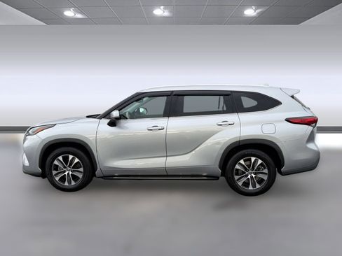 Used 2021 Toyota Highlander XLE FWD image 2