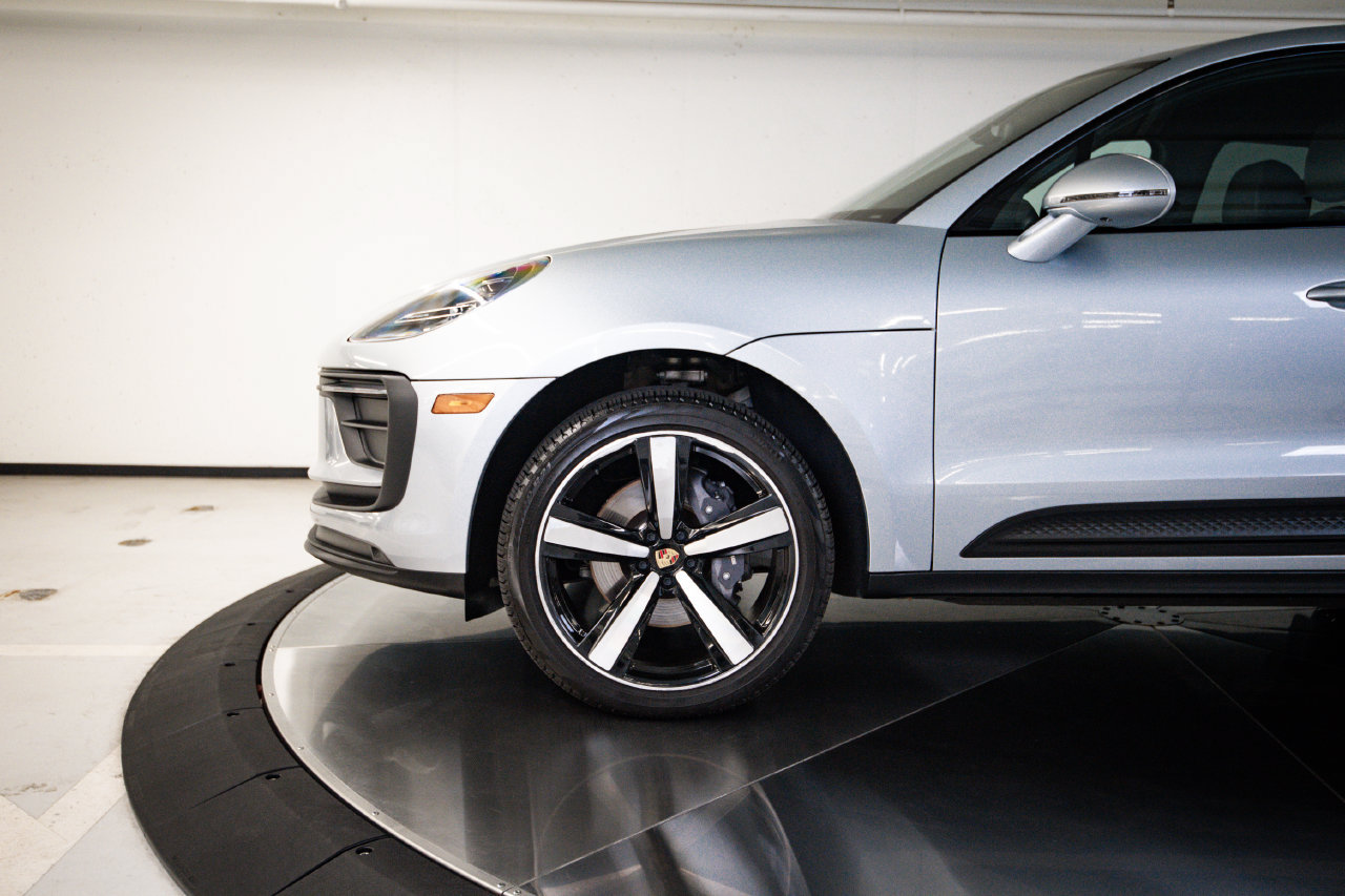 Certified 2023 Porsche Macan AWD/4WD image 11