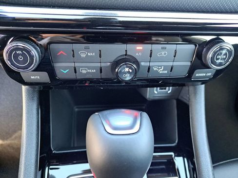 New 2026 Jeep Compass Latitude image 9